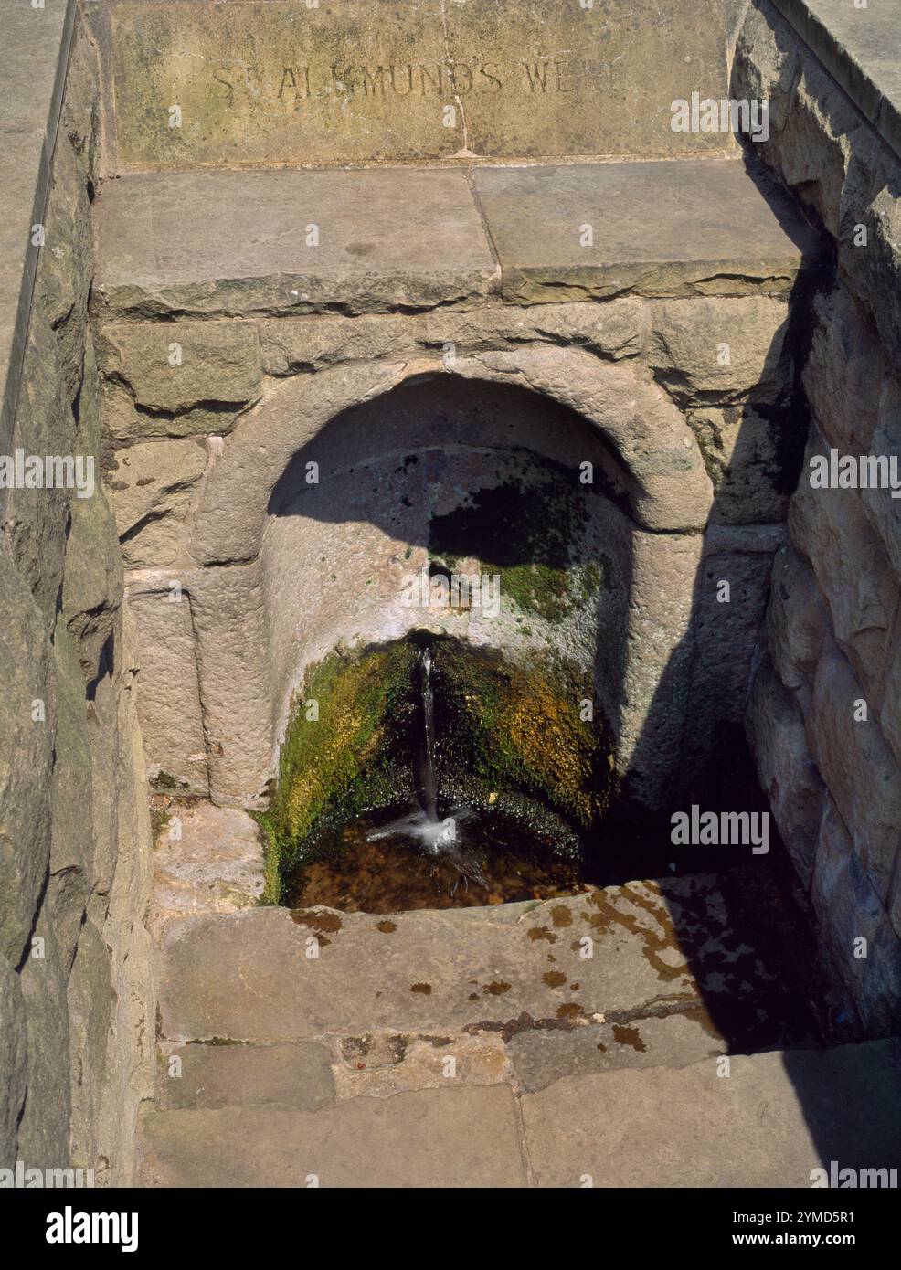 Vista a nord-ovest del pozzo di St Alkmund, Derby, Inghilterra, Regno Unito, la nicchia di pietra del pozzo medievale fu costruita dal Revd Henry Cantrell all'inizio del 1800. Foto Stock