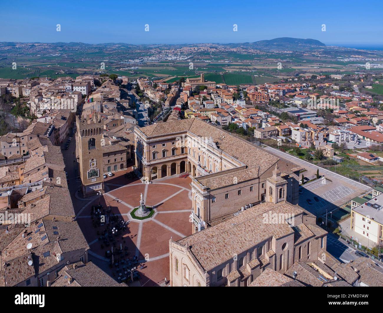Recanati (Marche-provincia di Macerata). Centro storico con Piazza Giacomo Leopardi Foto Stock