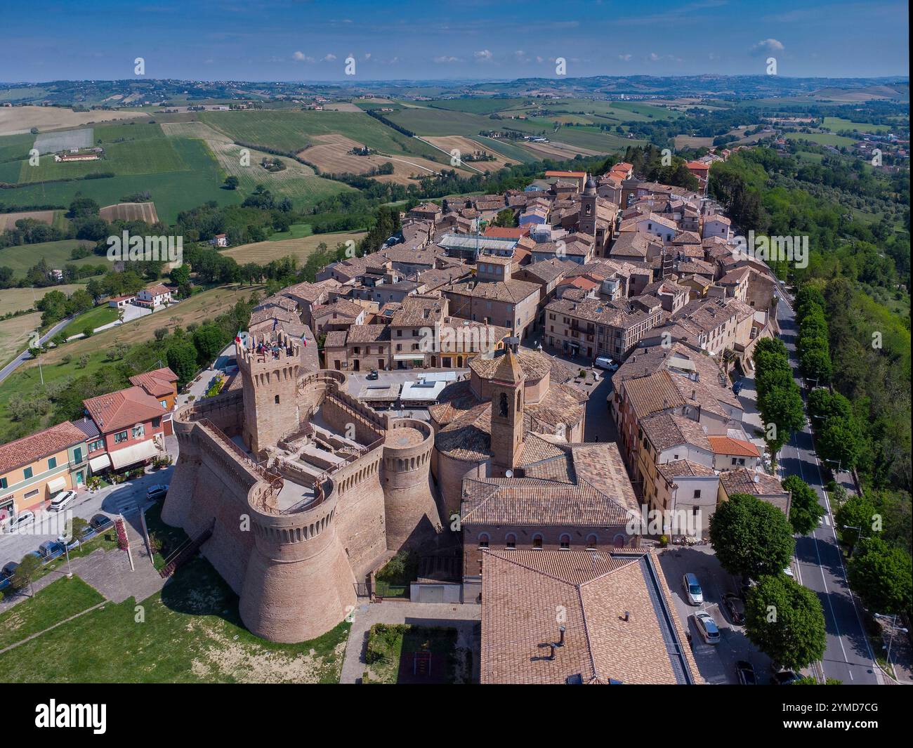 Urbisaglia (Marche-provincia di Macerata). Vista sul centro storico con la fortezza Foto Stock