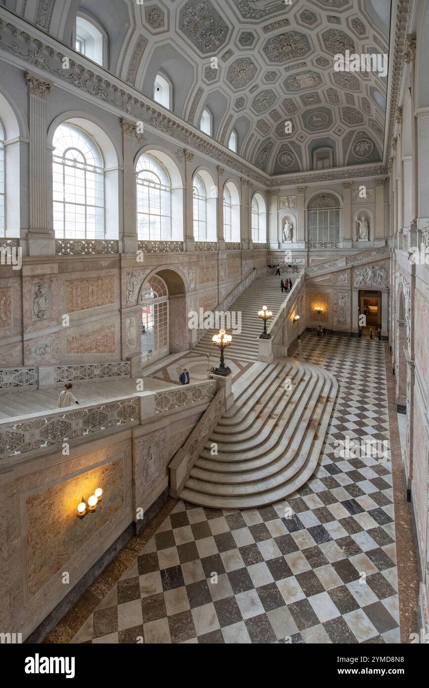 Napoli. Piazza del Plebiscito. Palazzo reale. Scala d'ingresso Foto Stock