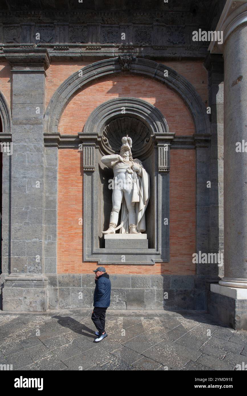 Napoli. Piazza del Plebiscito. Palazzo reale. Facciata. Statua raffigurante Gioacchino Murat Foto Stock
