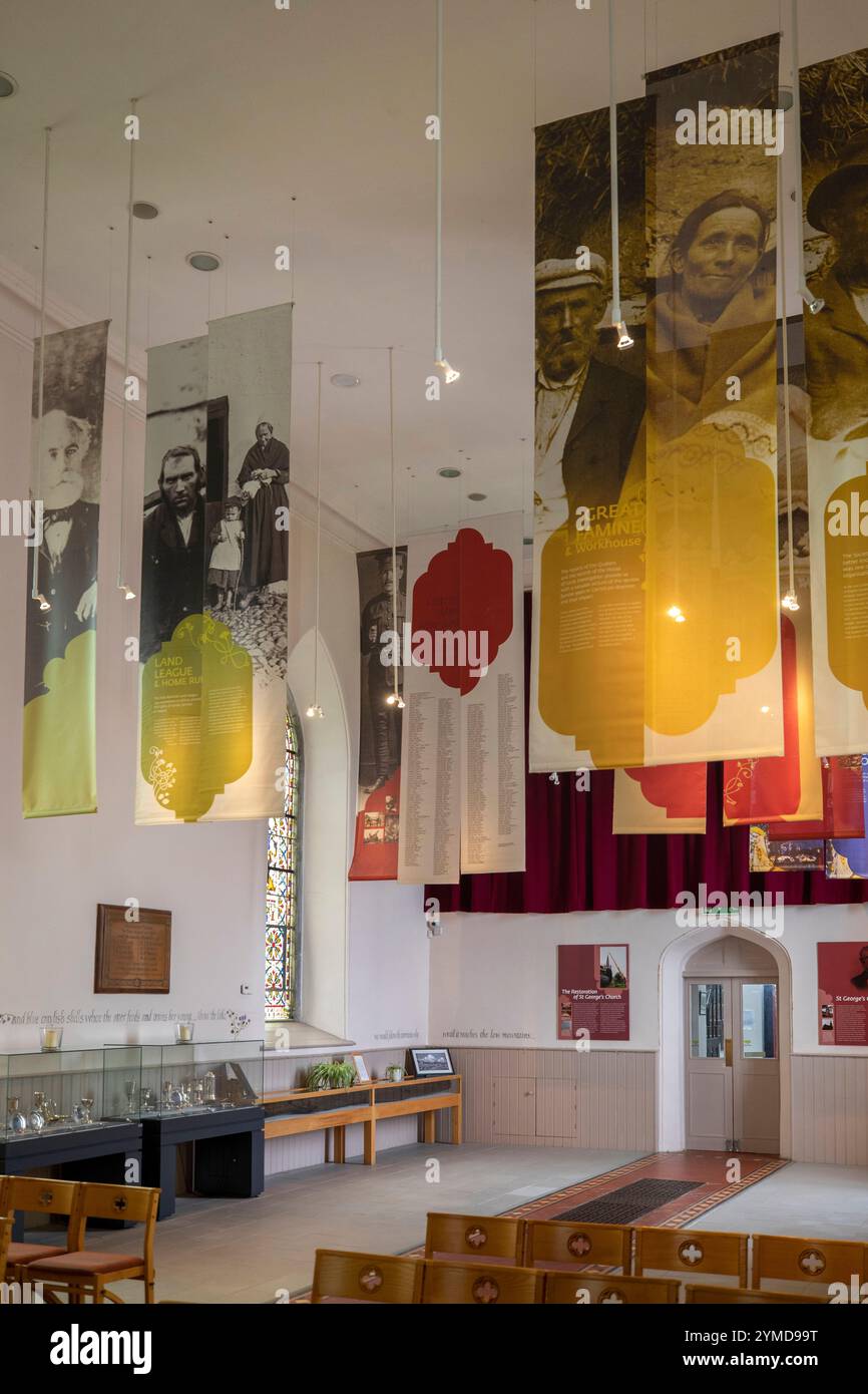 Irlanda, contea di Leitrim, Carrick on Shannon, St George's Church of Ireland interior, mostra di storia locale Foto Stock