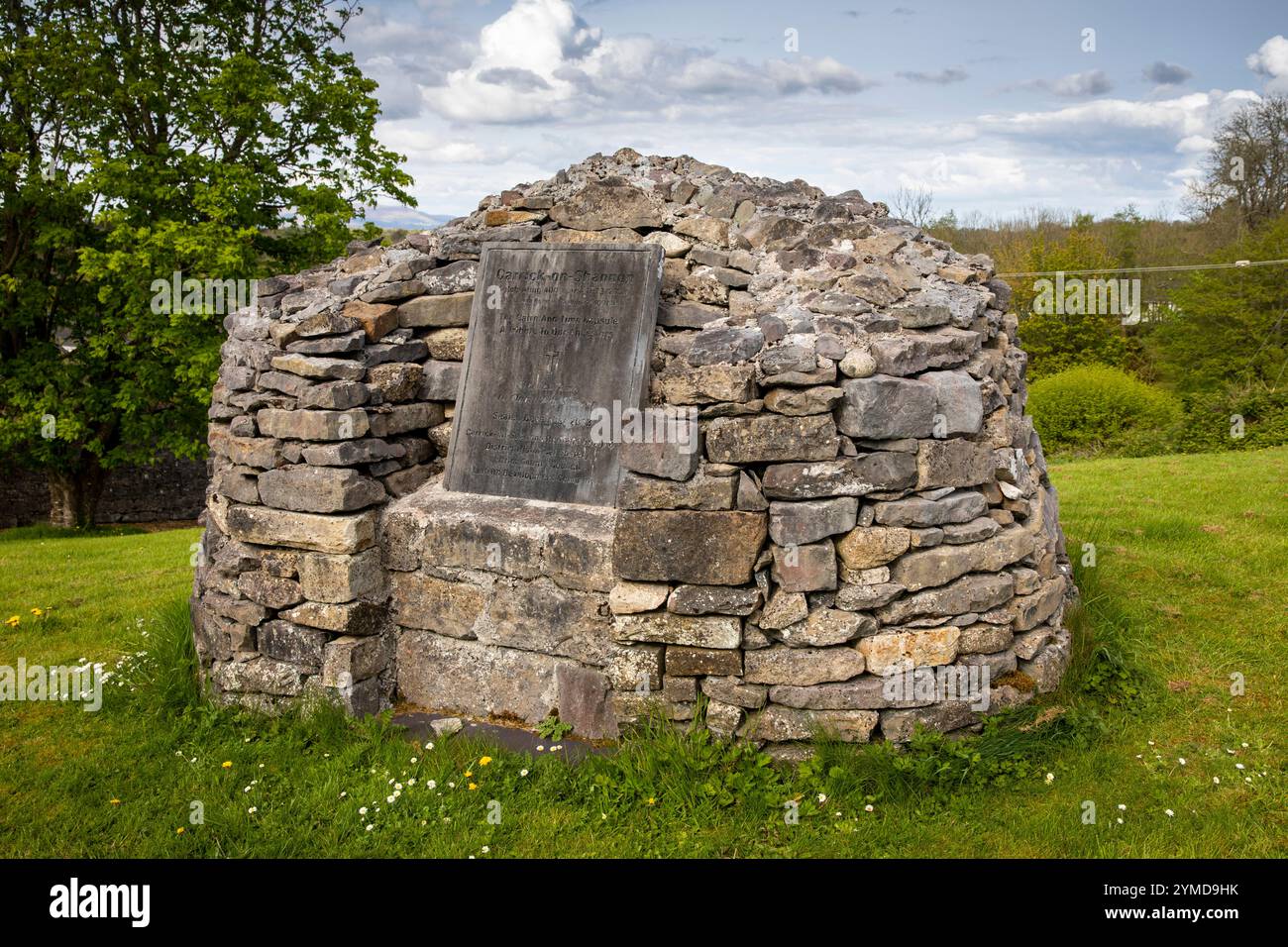 Irlanda, Contea di Leitrim, Carrick on Shannon, Time capsule Cairn sopra Famine Graveyard Foto Stock