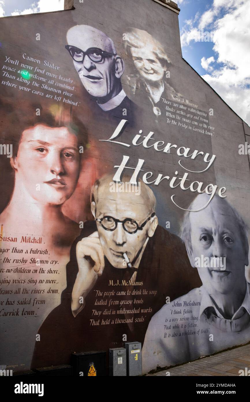 Irlanda, Contea di Leitrim, Carrick on Shannon, Church Lane, Literary Luminaries Wall Murural Foto Stock