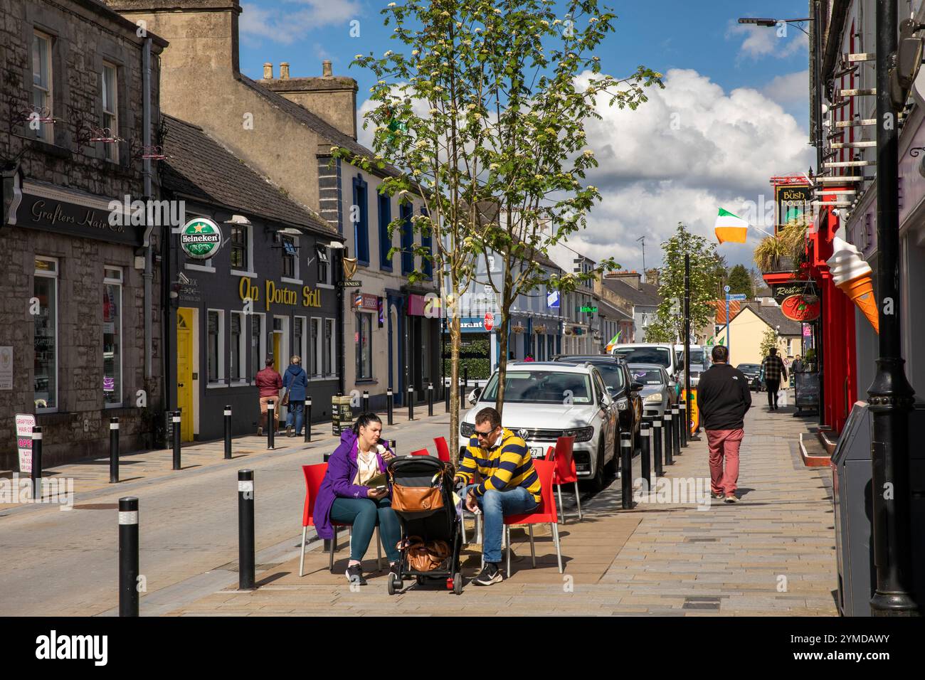 Irlanda, Contea di Leitrim, Carrick su Shannon, Main Street Foto Stock