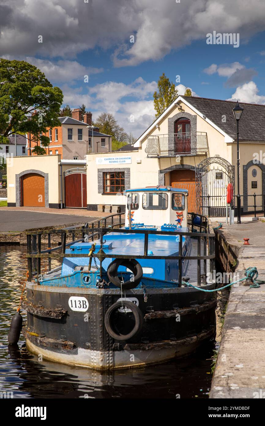 Irlanda, contea di Leitrim, Carrick on Shannon, fiume Shannon Quay, vecchia chiatta ormeggiata Foto Stock