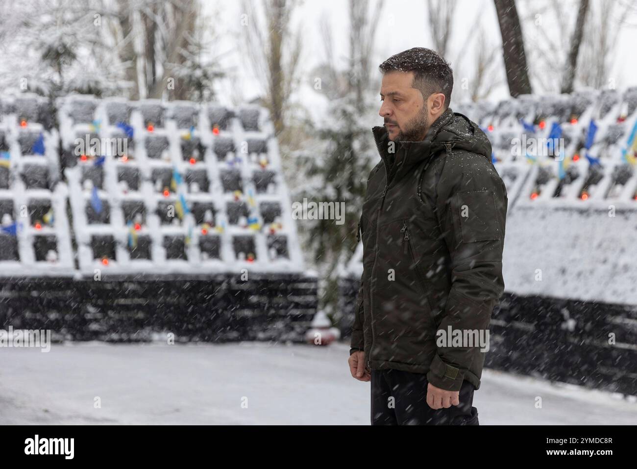 Kiev, Ucraina. 21 novembre 2024. Il presidente ucraino Volodymyr Zelenskyy, rappresenta un momento di silenzio in onore degli ucraini morti durante la Rivoluzione della dignità presso il vicolo dei cento Eroi celesti, 21 novembre 2024 a Kiev, Ucraina. Quasi 100 civili morirono in violenti scontri che chiedevano la democrazia e la fine del controllo russo dell'Ucraina. Credito: Presidenza Ucraina/Ufficio stampa presidenziale ucraino/Alamy Live News Foto Stock