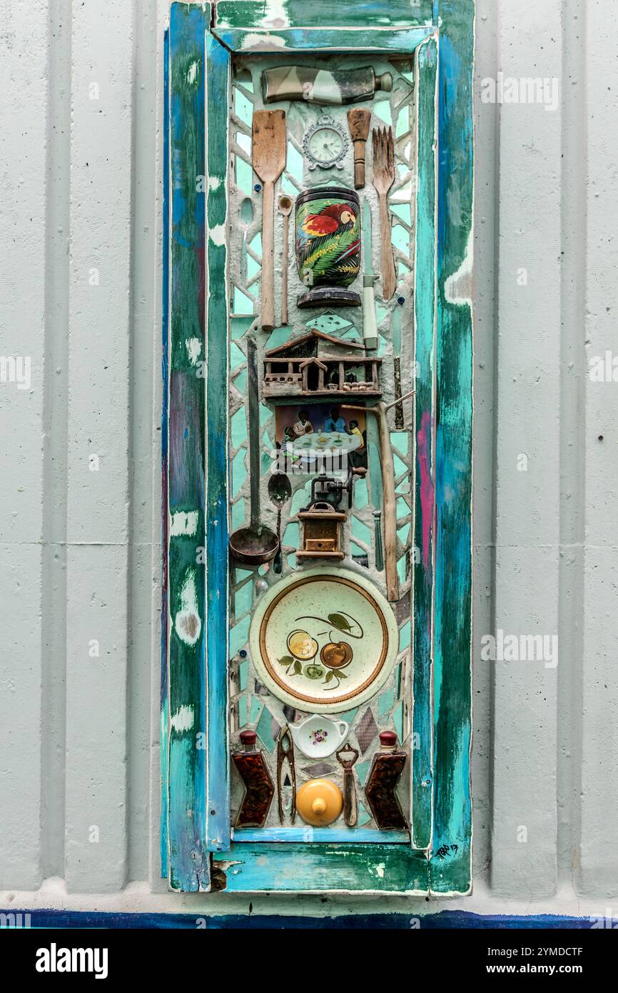 Su un muro accanto al viadotto di Aruba a Willemstad, i collage di oggetti da collezione di Curacao, tutti firmati TOPO 13, appendono poco appariscenti sulle cornici delle finestre scartate. Willemstad, Curacao, Curacao, Kòrsou Foto Stock