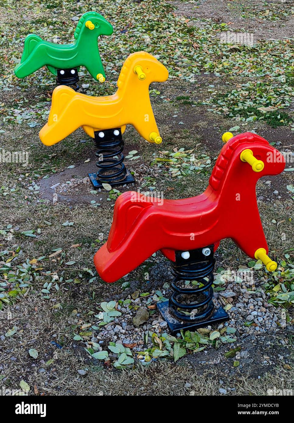 Colorati Mini Toy Horses: Giocoso Trio nel parco Foto Stock