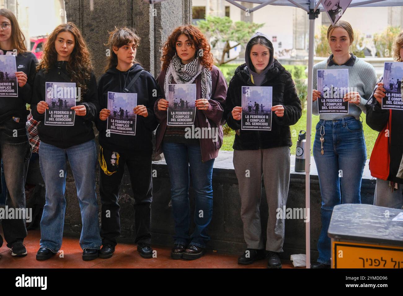 Il flash-mob con il finto checkpoint israeliano istituito dagli studenti di Ecologia politica e collettivi Autorganizzati Universitari all'ingresso di porta di massa, una delle sedi dell'Università Federico II di Napoli, 21 novembre 2024 Foto Stock