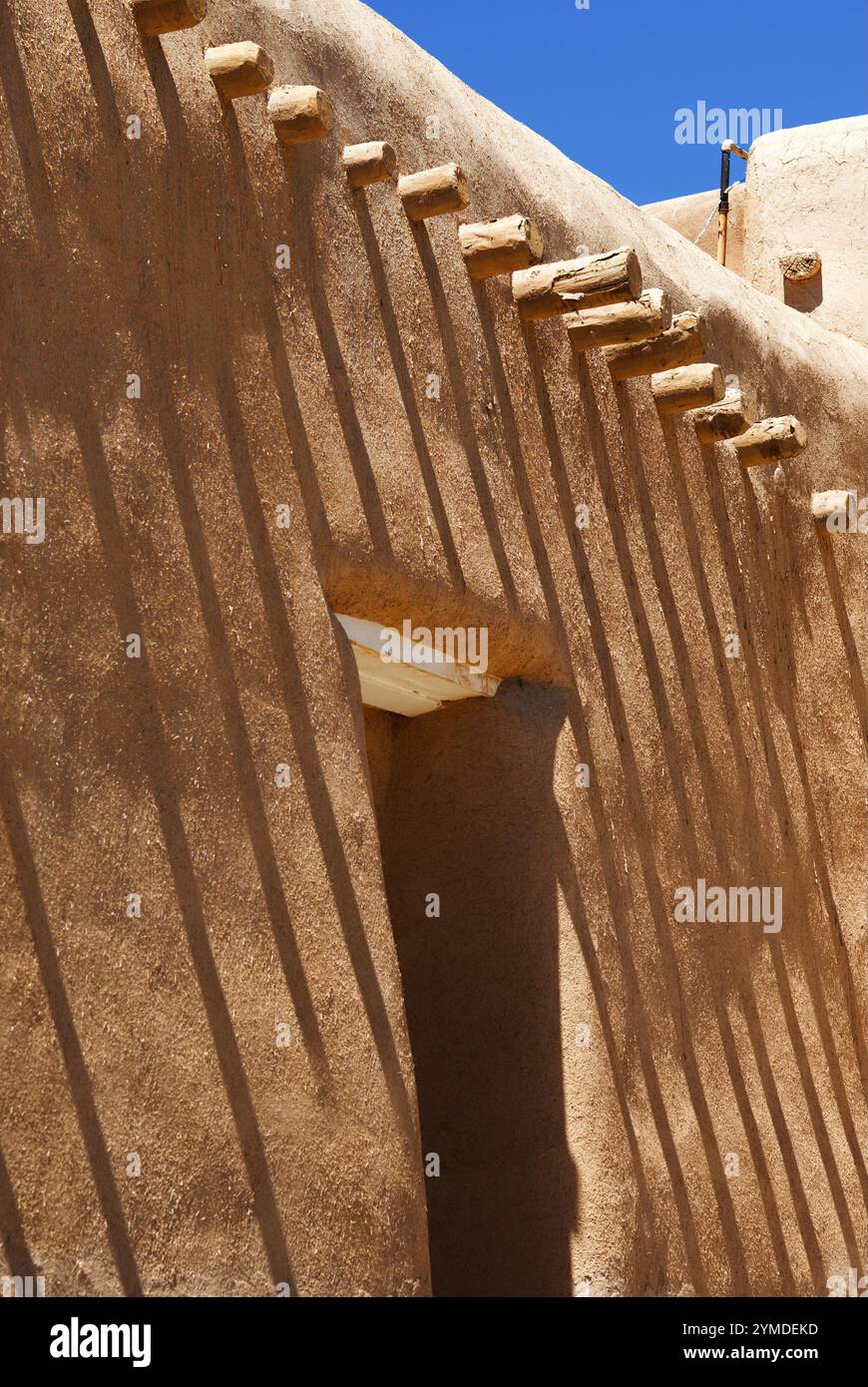 Dettaglio della storica chiesa cattolica di San Francisco de Asis a Rancho de Taos, New Mexico. Foto Stock