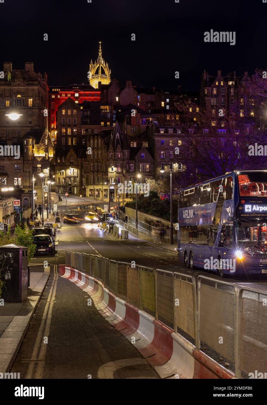 Città vecchia da Waverley Bridge con facile accesso ai mezzi di trasporto da e per l'aeroporto, Edimburgo, Scozia, Regno Unito Foto Stock