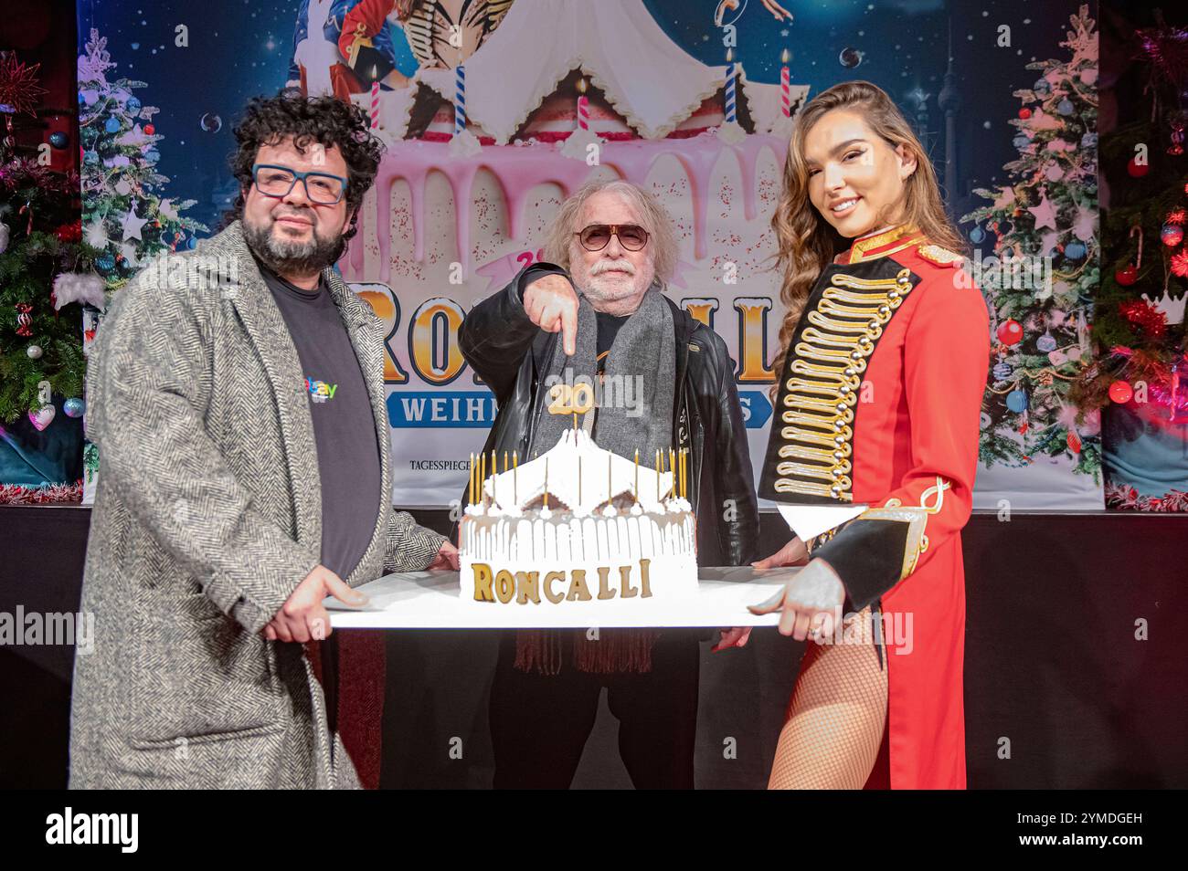 Oliver Polak, Bernhard Paul und Lili Paul-Roncalli bei der Pressekonferenz zum 20. Roncalli Weihnachtscircus 2024 im Tempodrom. Berlino, 21.11.2024 *** Oliver Polak, Bernhard Paul e Lili Paul Roncalli alla conferenza stampa per il 20° Roncalli Weihnachtscircus 2024 al Tempodrom Berlin, 21 11 2024 foto:XM.xBehrensx/xFuturexImagex roncalli_4128 Foto Stock