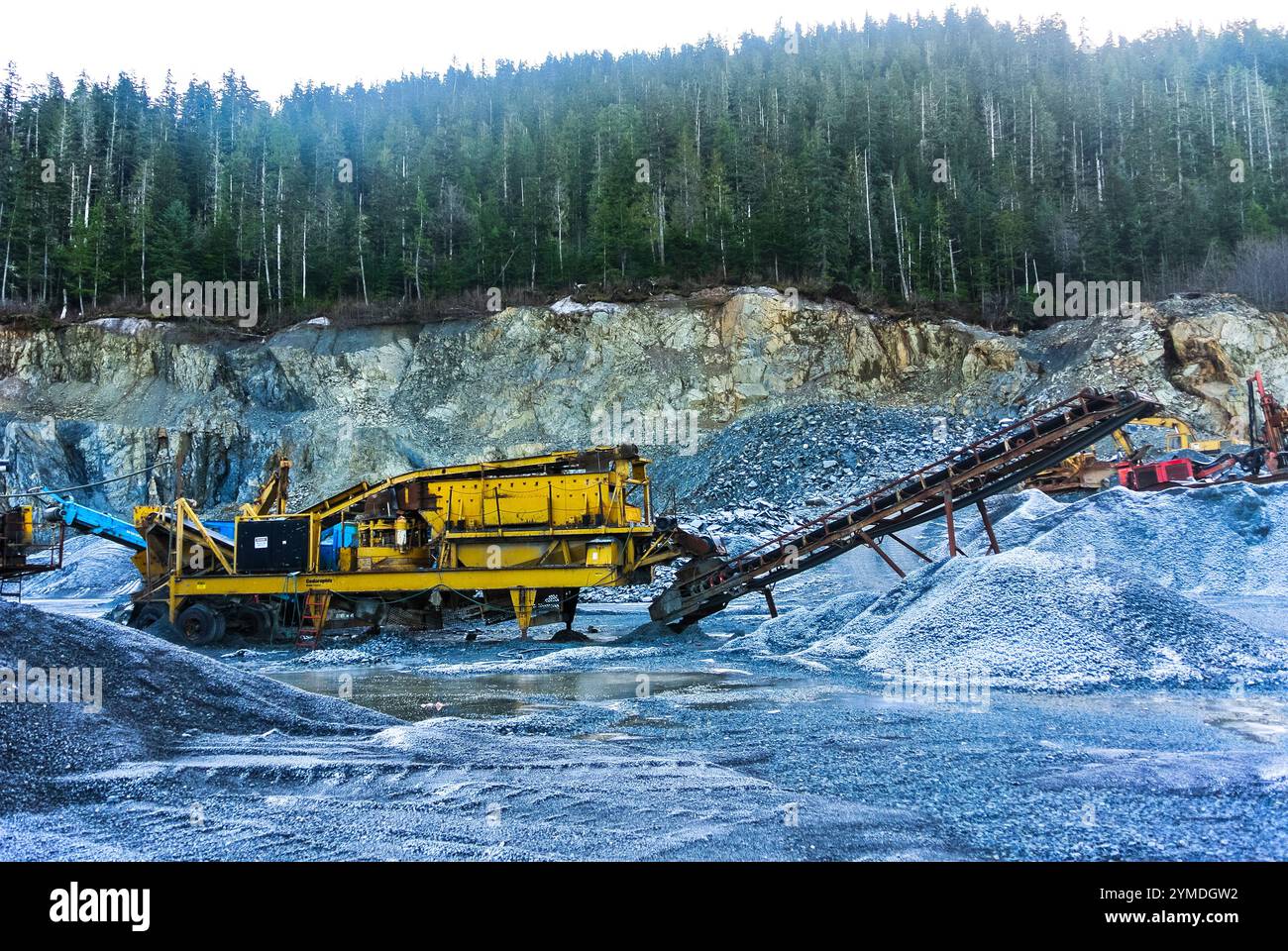 Macchinari per frantumare rocce presso la ghiaia di Granite Creek, Sitka, Alaska, USA. Foto Stock