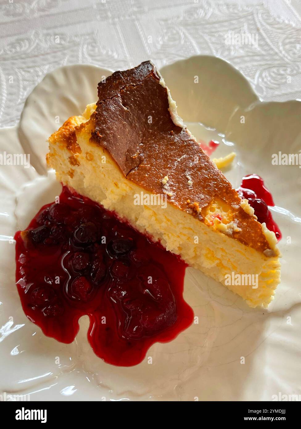 Torta al formaggio con marmellata di lamponi. Foto Stock