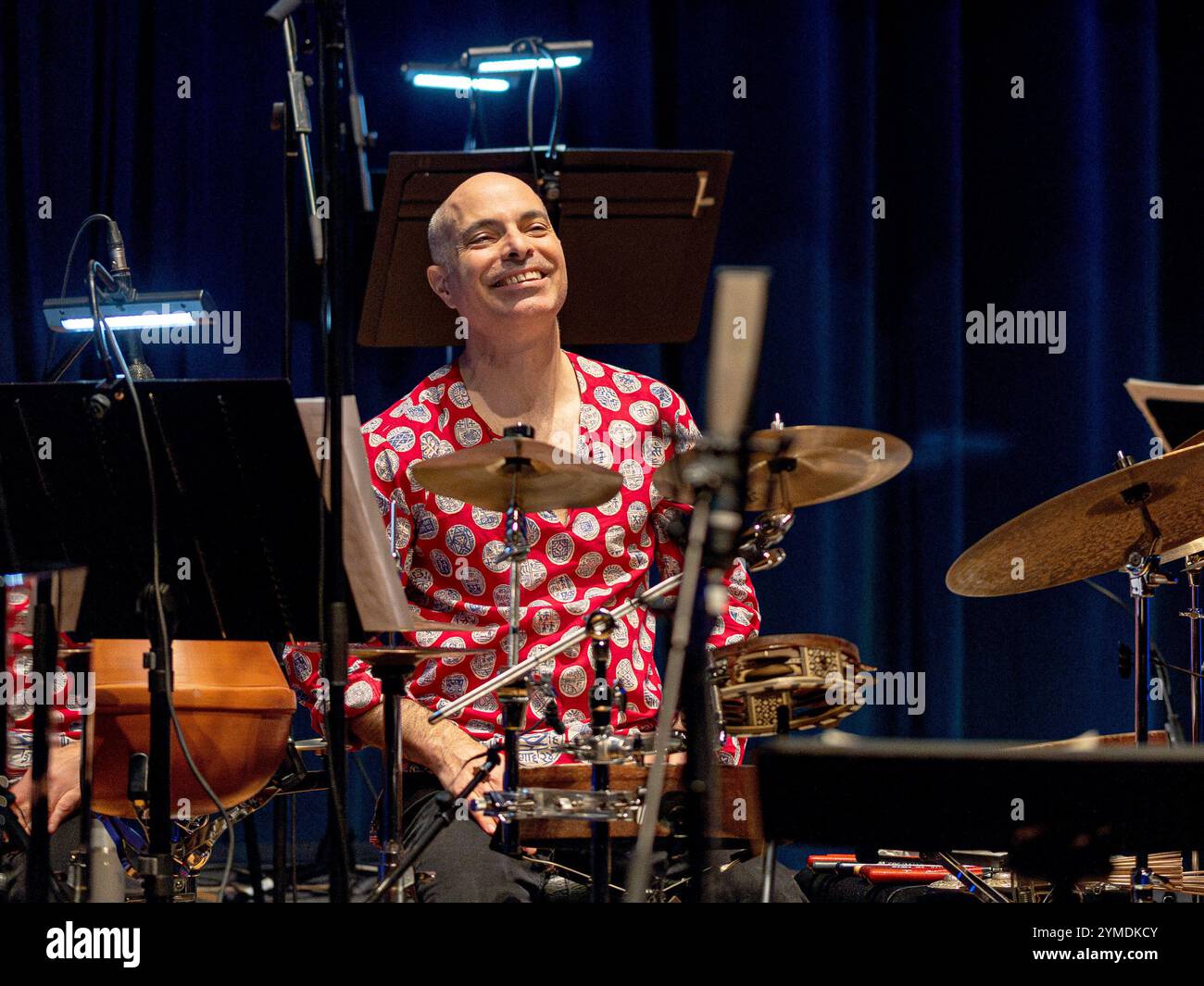 Asaf Sirkis: Tim Garland's Lighthouse Trio & Britten Sinfonia, West Road Concert Hall, Cambridge, come parte del Cambridge Jazz Festival Foto Stock