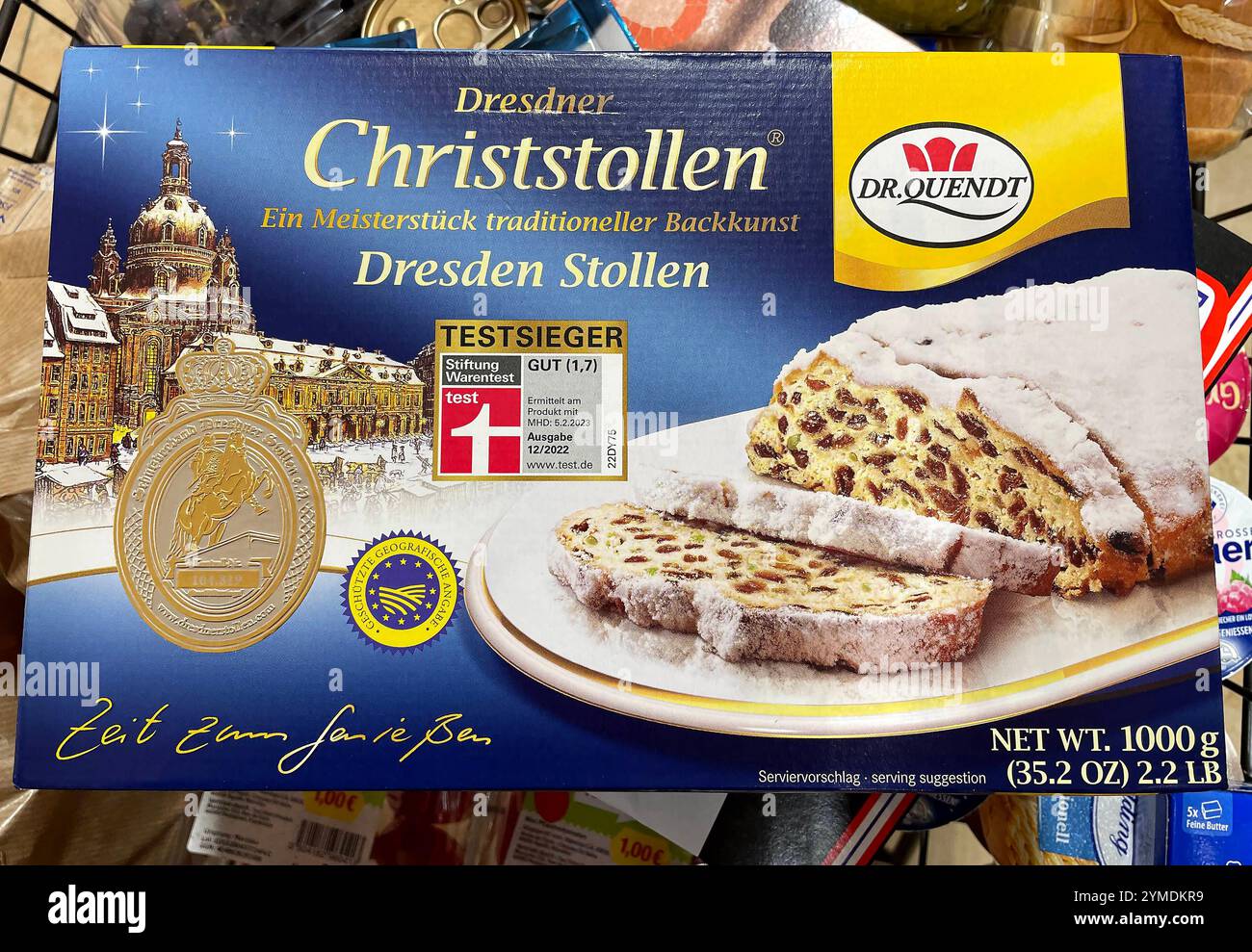 Bayern, Deutschland, 21 anni. Novembre 2024: Hier der Blick im Supermarkt, Discounter auf eine Verpackung Dresdner Christstollen, Dresden Stollen, Weihnachtszeit, Adventszeit, Stollen, Testsieger, 1 kg von Dr Quendt *** Bavaria, Germania, 21 novembre 2024 Ecco la vista nel supermercato, bancone su un pacchetto di Dresda Christmas Stollen, Dresden Stollen, Natale, stagione dell'Avvento, Stollen, vincitore del test, 1 kg dal dottor Quendt Foto Stock