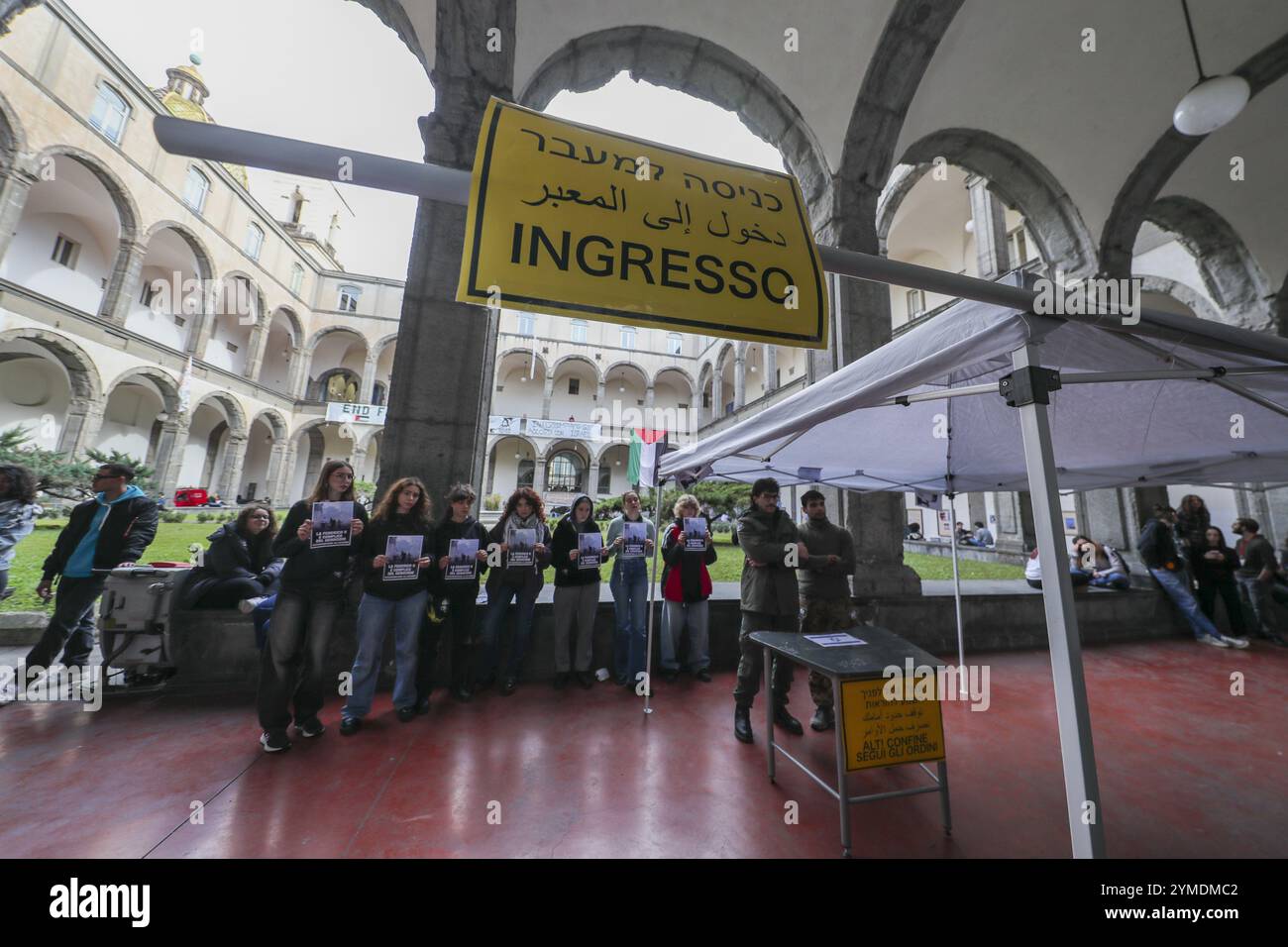 Gli studenti dell'Università Federico II filo-palestinese istituirono un finto checkpoint all'ingresso dell'Università di Napoli. Rappresentare il controllo e la militarizzazione che la popolazione palestinese sta vivendo sulla sua pelle, da parte del governo di Israele. Foto Stock