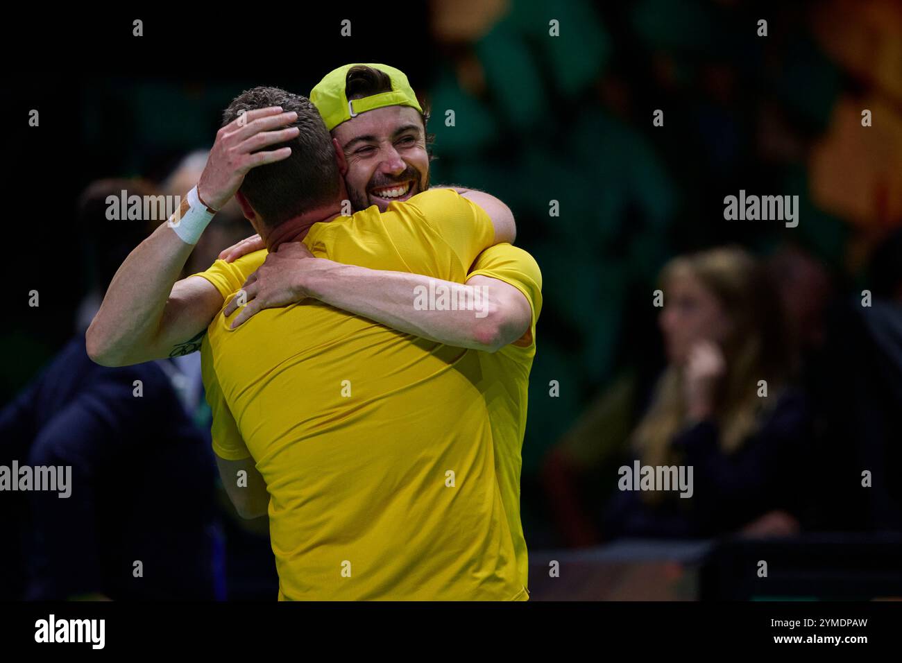 Lleyton Hewitt capitano della squadra australiana (L) e Jordan Thompson (R) della squadra australiana celebrano la vittoria durante i quarti di finale della Coppa Davis 8, doppio match Martin Carpena Arena. Foto Stock