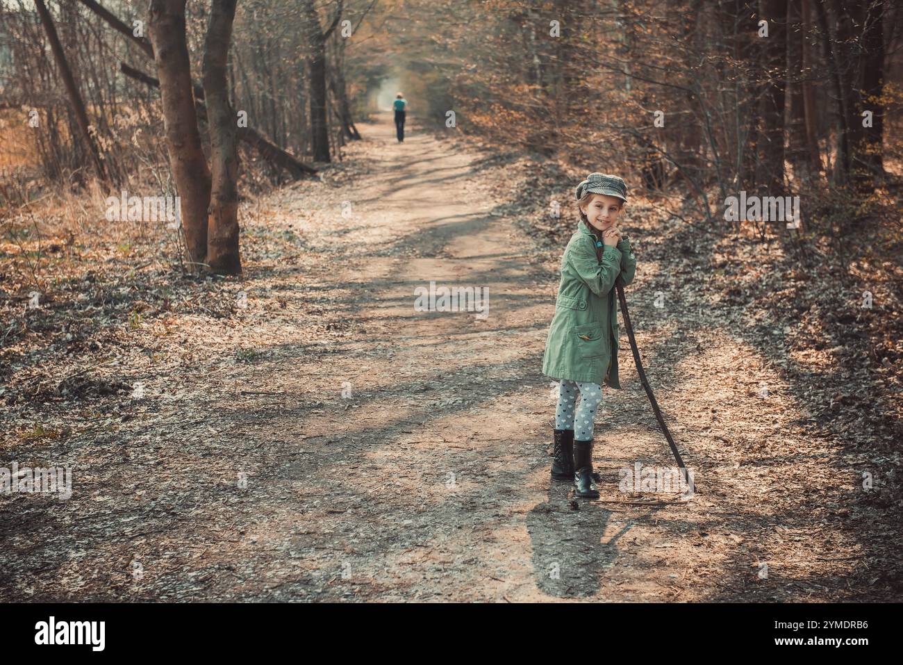 una bambina attraversa il bosco, fotografa in stile vintage Foto Stock