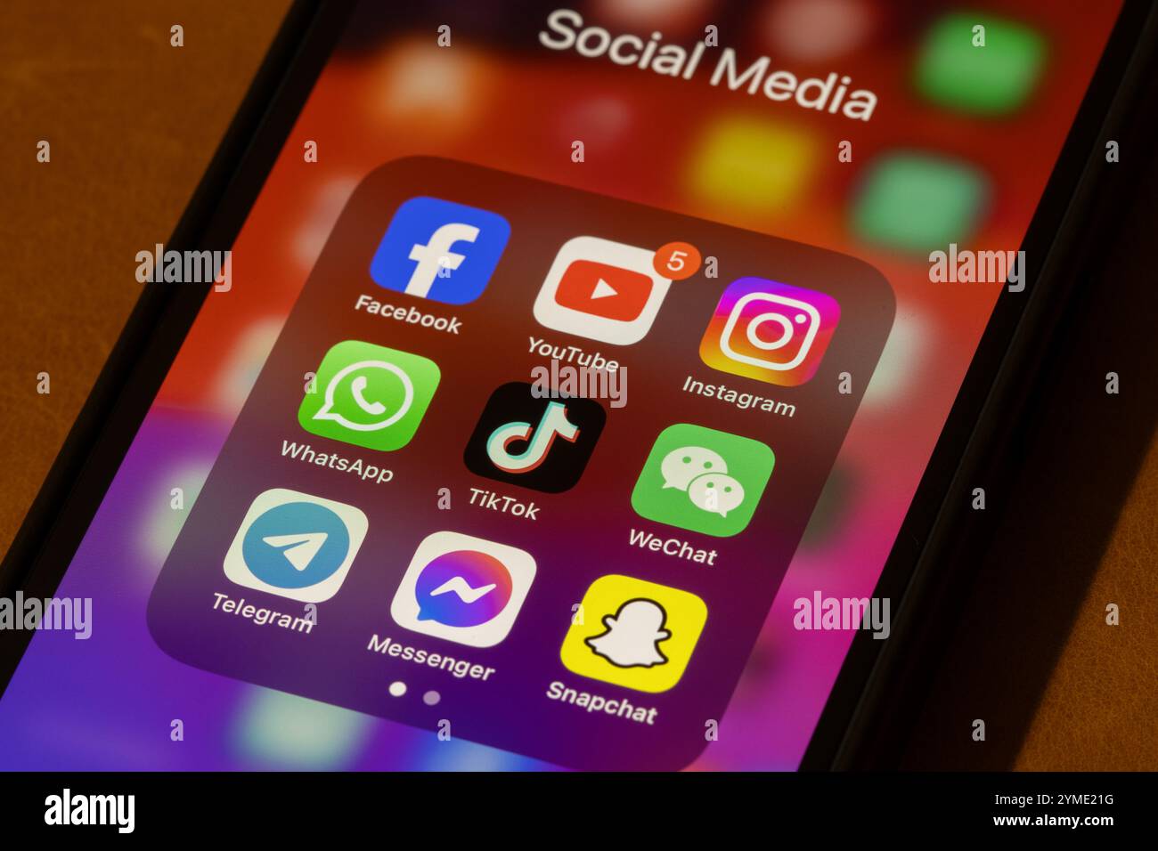 Alcune delle app di social media più popolari per numero di utenti attivi mensili, tra cui Facebook, YouTube, Instagram e WhatsApp, vengono visualizzati su iPhone. Foto Stock