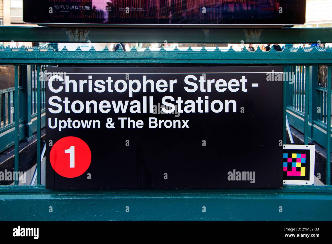 cartello della metropolitana per uptown & the bronx, sopra i gradini della stazione christopher street stonewall linea 1 a manhattan, new york, stati uniti Foto Stock