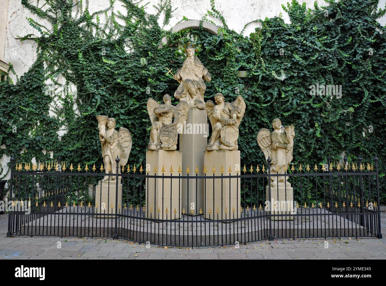 Una statua di San Giovanni di Nepomuk circondata da angeli sorge in un cortile dello storico Palazzo dei Primati di Bratislava. Foto Stock