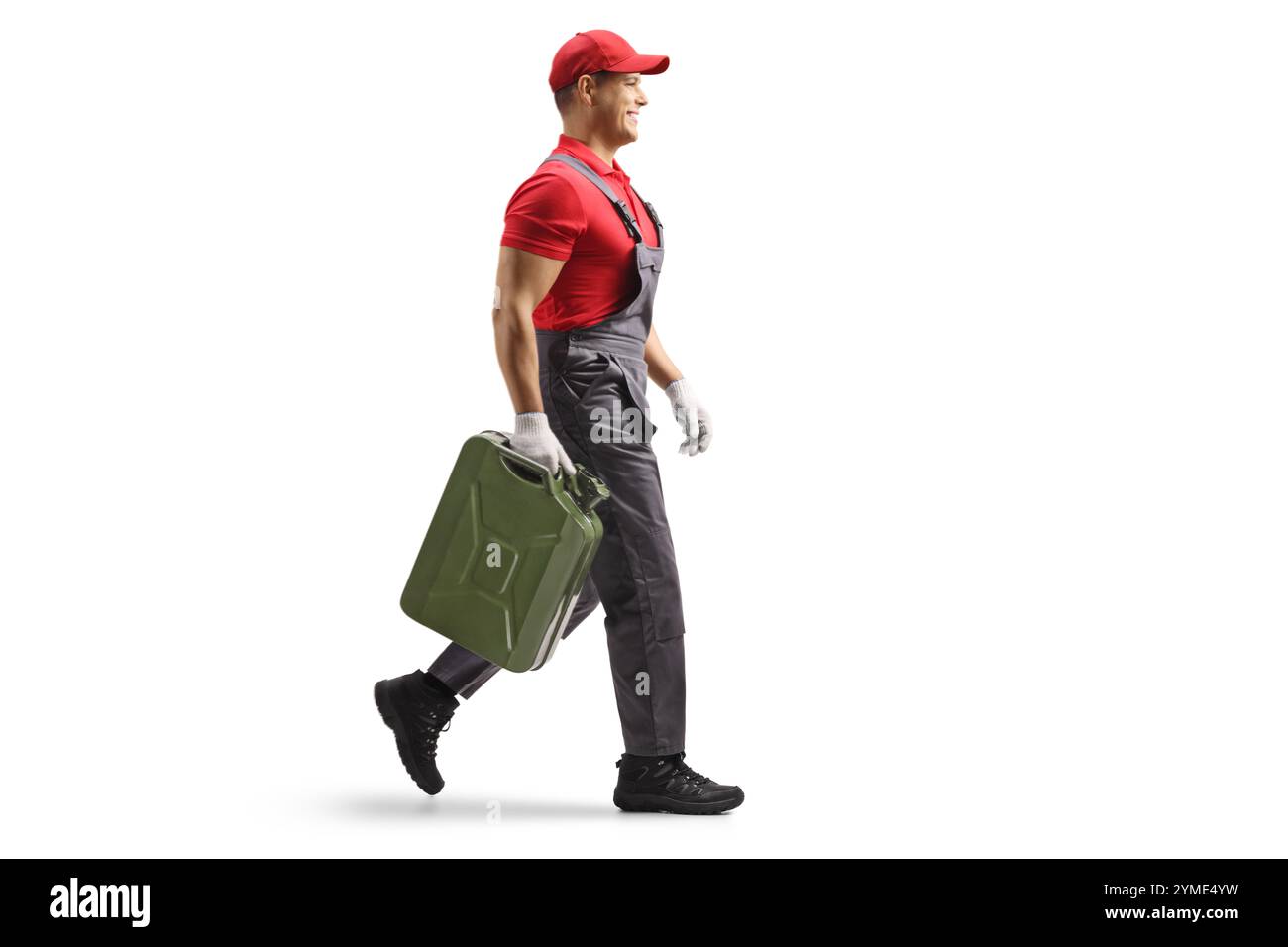 Lavoratore di una stazione di servizio che trasporta una tanica con benzina isolata su sfondo bianco Foto Stock