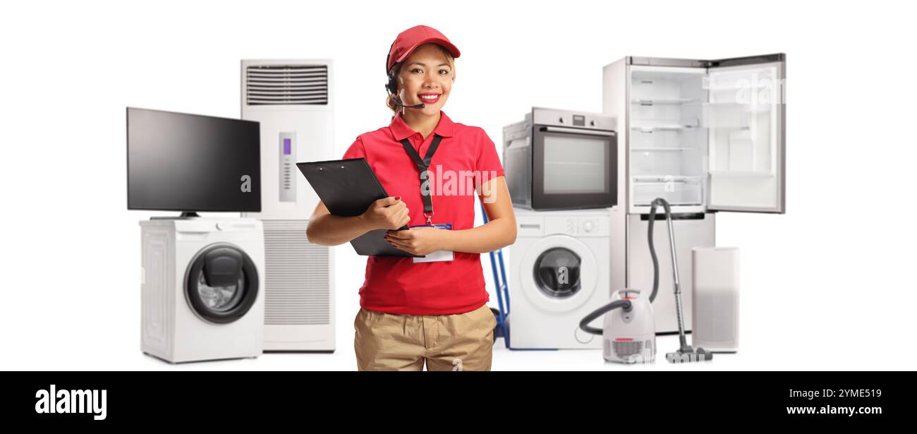 Donna del servizio clienti in un punto vendita con elettrodomestici isolati su sfondo bianco Foto Stock