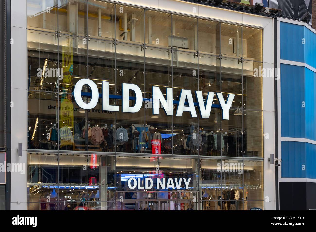 New York City, USA - 17 agosto 2022: Negozio di abbigliamento Old Navy a Times Square a New York City Foto Stock