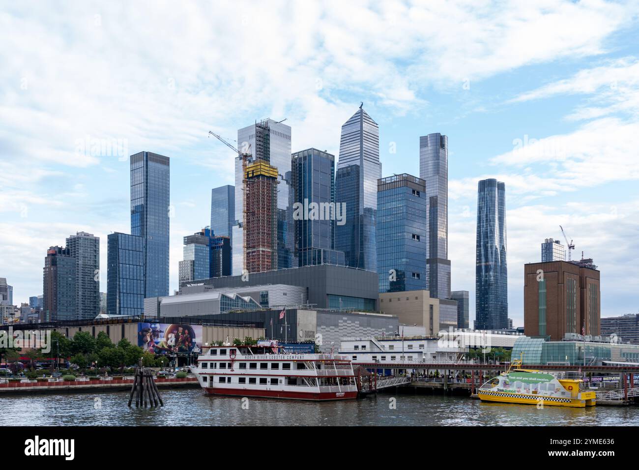 La North River Lobster Company è una capanna galleggiante di aragosta al Pier 81 sul fiume Hudson con edifici sullo sfondo a New York City, Stati Uniti Foto Stock