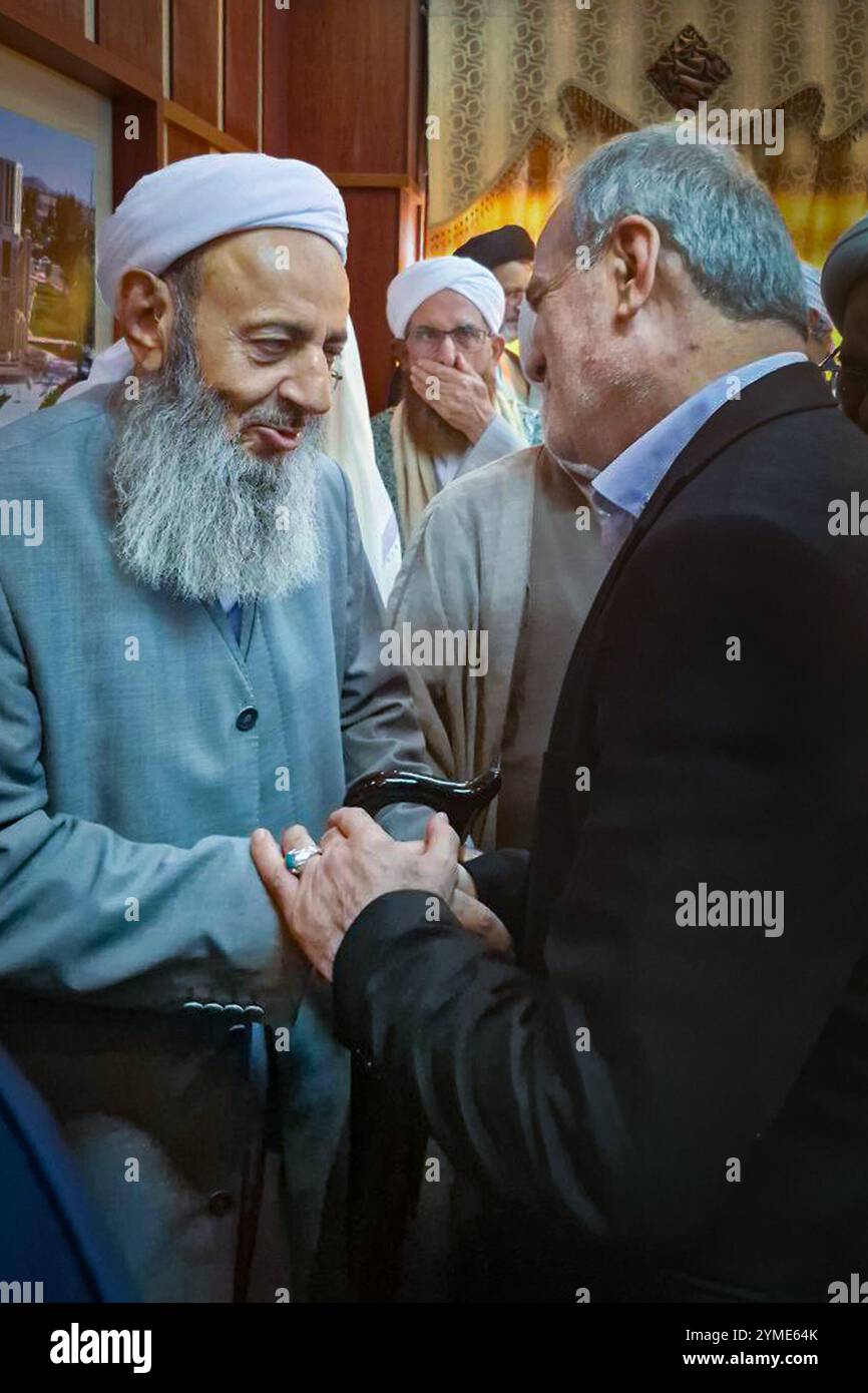 Zahedan, Sistan e Baluchestan, Iran. 21 novembre 2024. Il presidente iraniano, MASOUD PEZESHKIAN (R), partecipa a un incontro con i chierici sciiti e sunniti e i capi delle tribù del Sistan e del Baluchestan. (Immagine di credito: © Presidenza iraniana tramite ZUMA Press Wire) SOLO USO EDITORIALE! Non per USO commerciale! Foto Stock