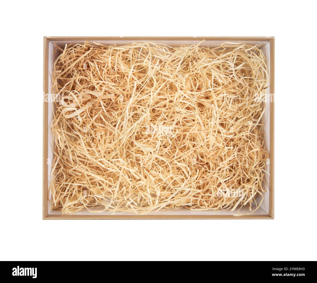 Vista dall'alto della scatola di cartone aperta con excelsior in legno tritato o lana di legno per ripieno all'interno. Utilizzo di materiale naturale sostenibile per l'avvolgimento. Foto Stock