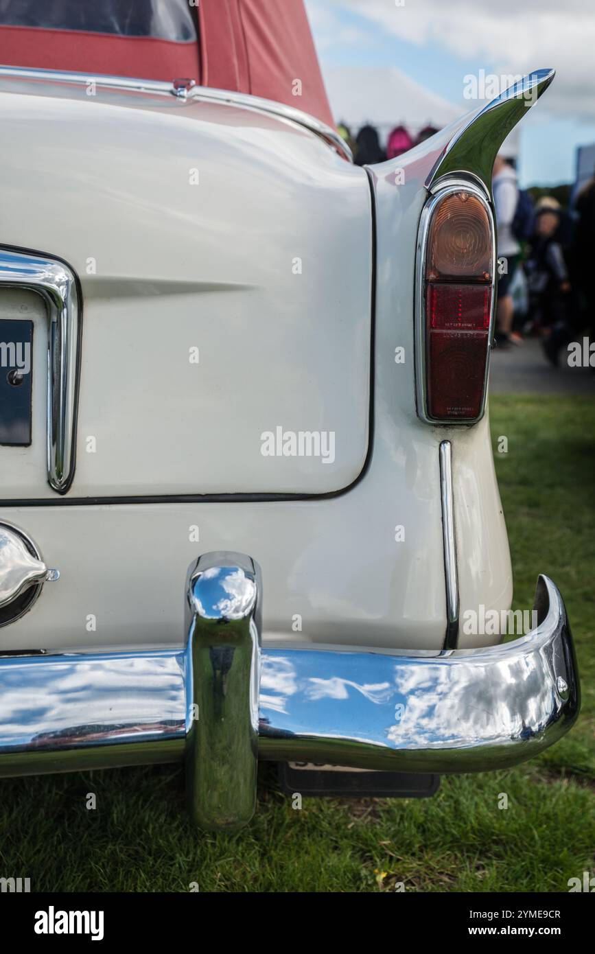 Una vista angolare posteriore di una Sunbeam Rapier 1961 che mostra la classica forma del parafango posteriore Foto Stock
