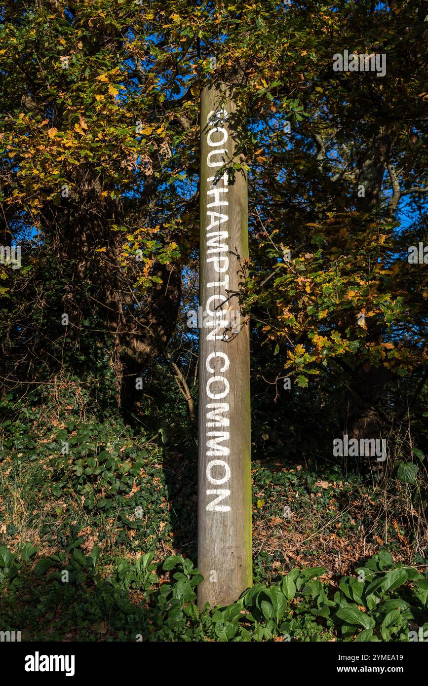 Segnaletica in legno all'ingresso del Common Park di Southampton in autunno, Southampton, Regno Unito Foto Stock