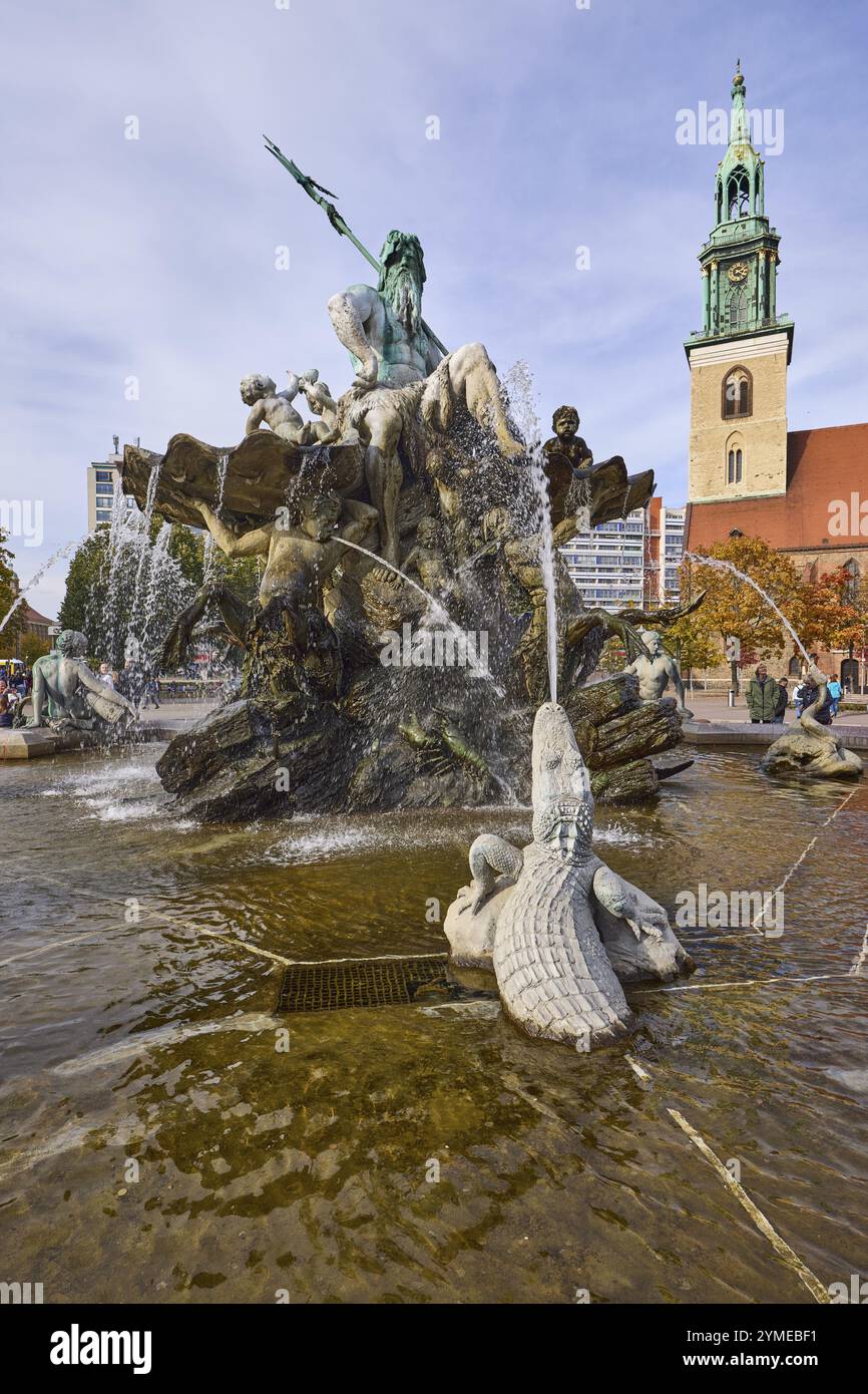 Fontana di Nettuno e Chiesa di Santa Maria a Berlino, capitale, città indipendente, stato federale di Berlino, Germania, Europa Foto Stock