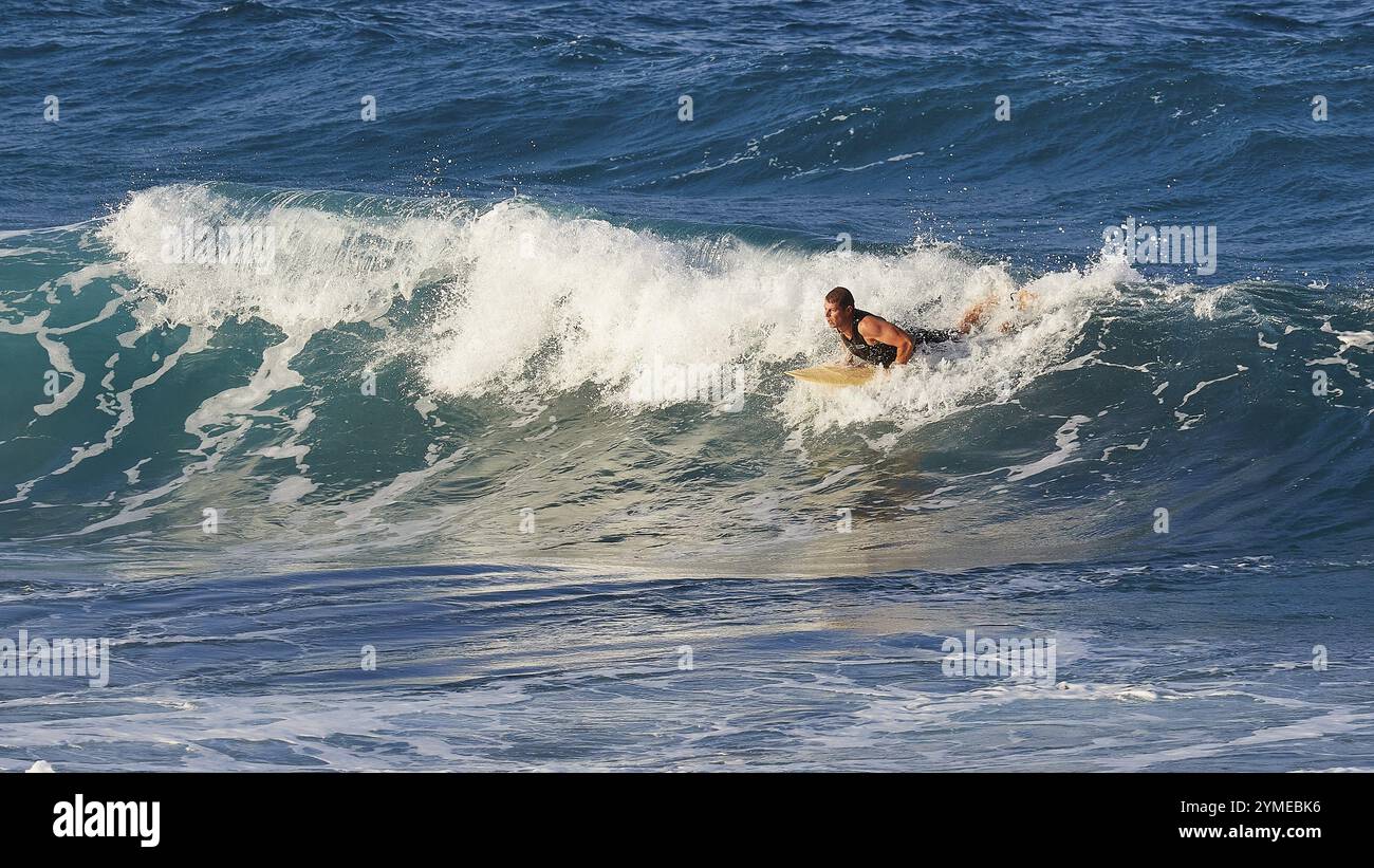 Surfista in movimento su piccole onde marine, surfista, surfista, surf, onde, costa occidentale, Arkasa, Karpathos, Dodecaneso, isole greche, Grecia, Europa Foto Stock