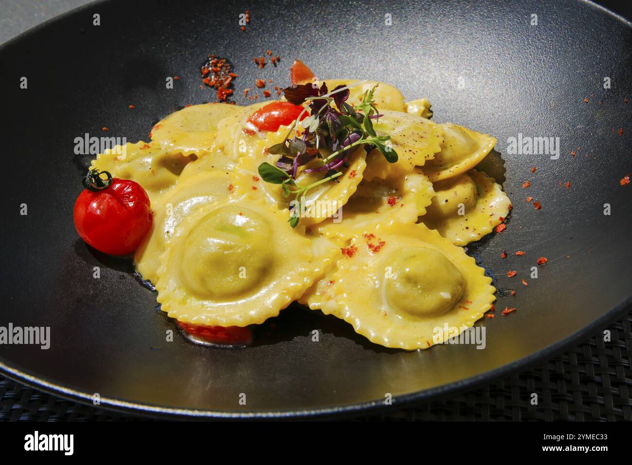 Ravioli, gnocchi italiani, ripieni, pasta servita su un piatto, primo piatto, primo piatto, primo piatto, pomodoro ciliegino, pomodoro da cocktail, ristorante dell'hotel Schwanen Foto Stock