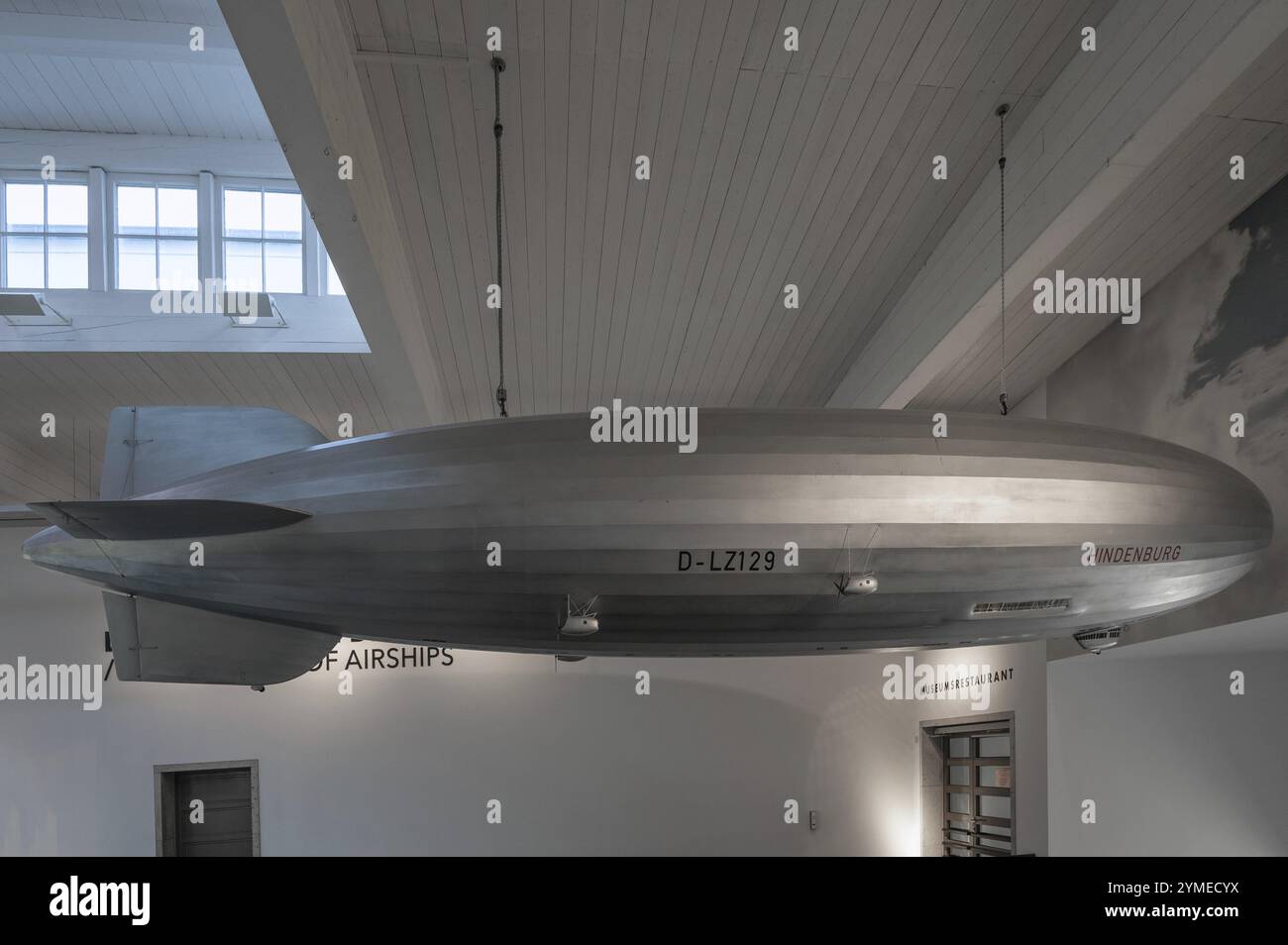 Replica dello Zeppelin LZ 129 Hindenburg, Museo aereo e spaziale del Lago di Costanza, Friedrichshafen, Baden-Wuerttemberg, Germania, Europa Foto Stock