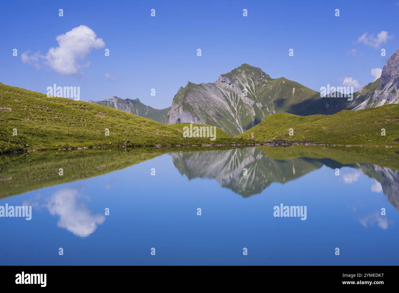 Eissee, Oytal, dietro Himmelhorn, 2111m, Schneck, 2268 m, Himmeleck, 2145 m, Allgaeuer Alps, Allgaeu, Baviera, Germania, Europa Foto Stock