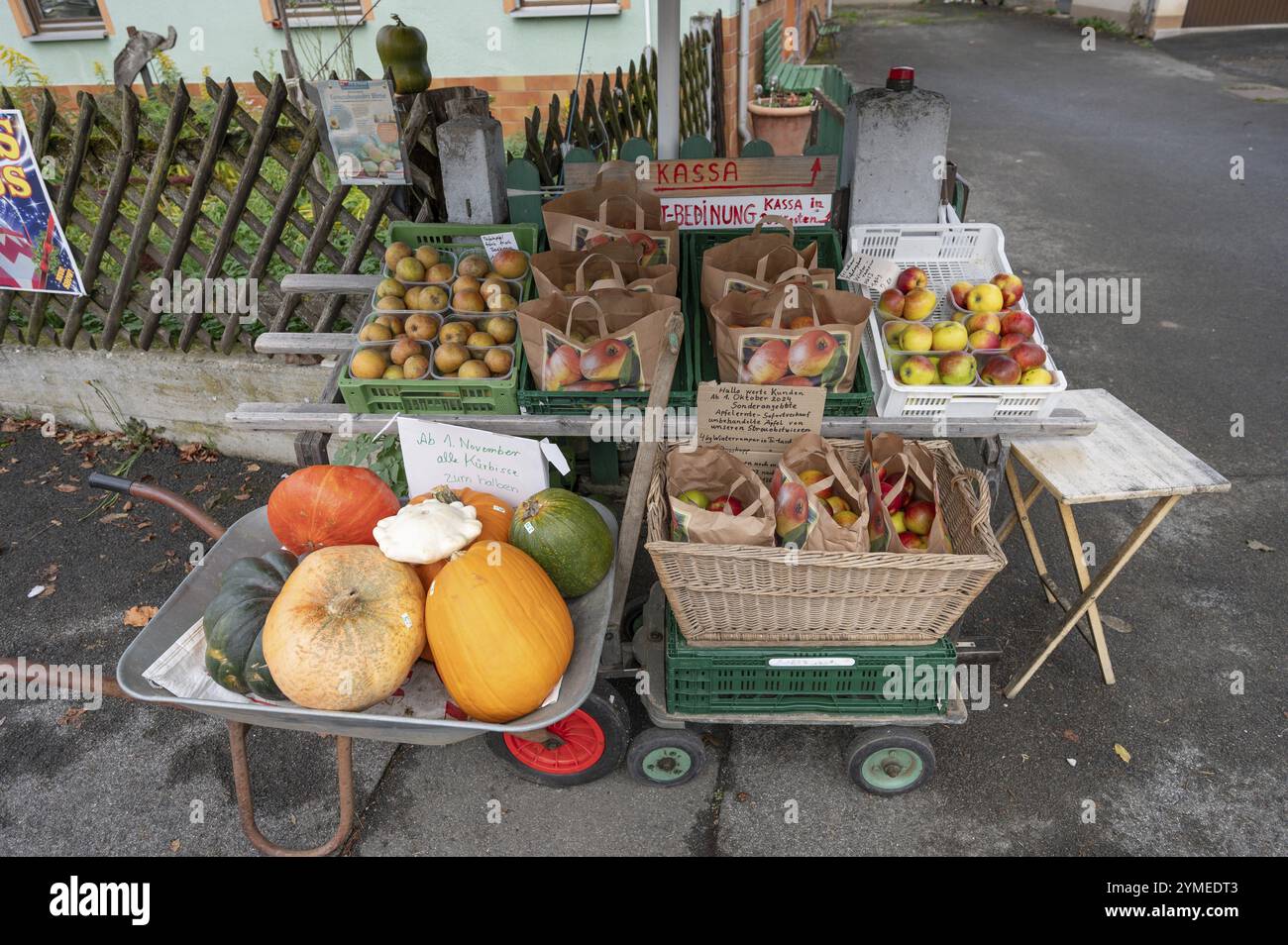 Frutta e verdura in offerta direttamente di fronte a un'azienda agricola, Franconia, Baviera, Germania, Europa Foto Stock