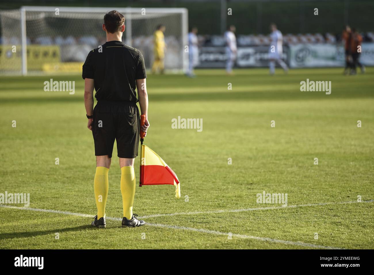 Arbitro sideline che rimane da touch-line durante la partita di calcio. Foto Stock