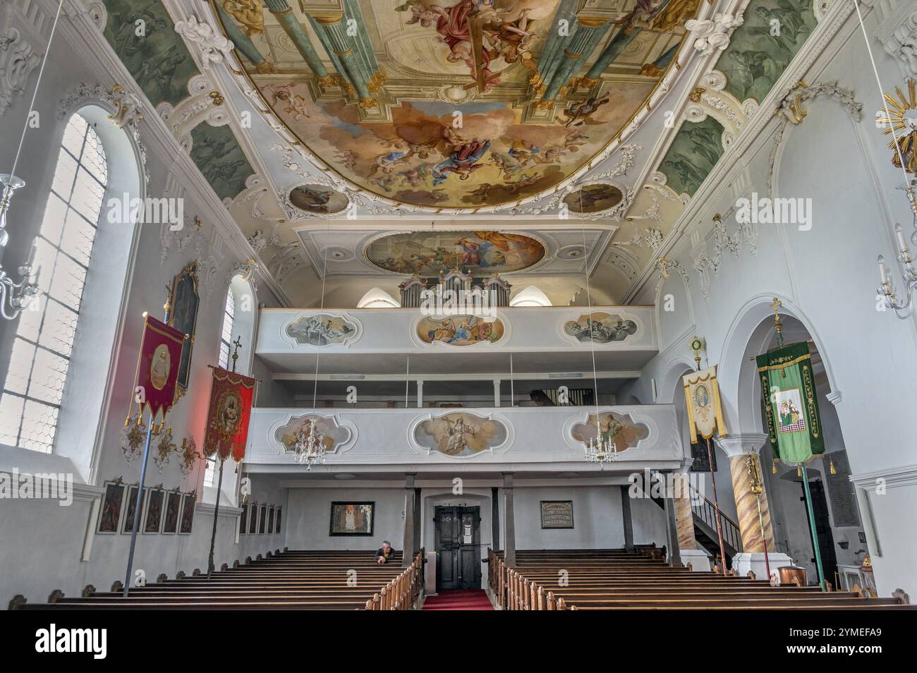 Gli affreschi del loft e del soffitto dell'organo, St George and Florian è una chiesa parrocchiale cattolica elencata a Reicholzried, Allgaeu, Baviera, Germania, Europa Foto Stock