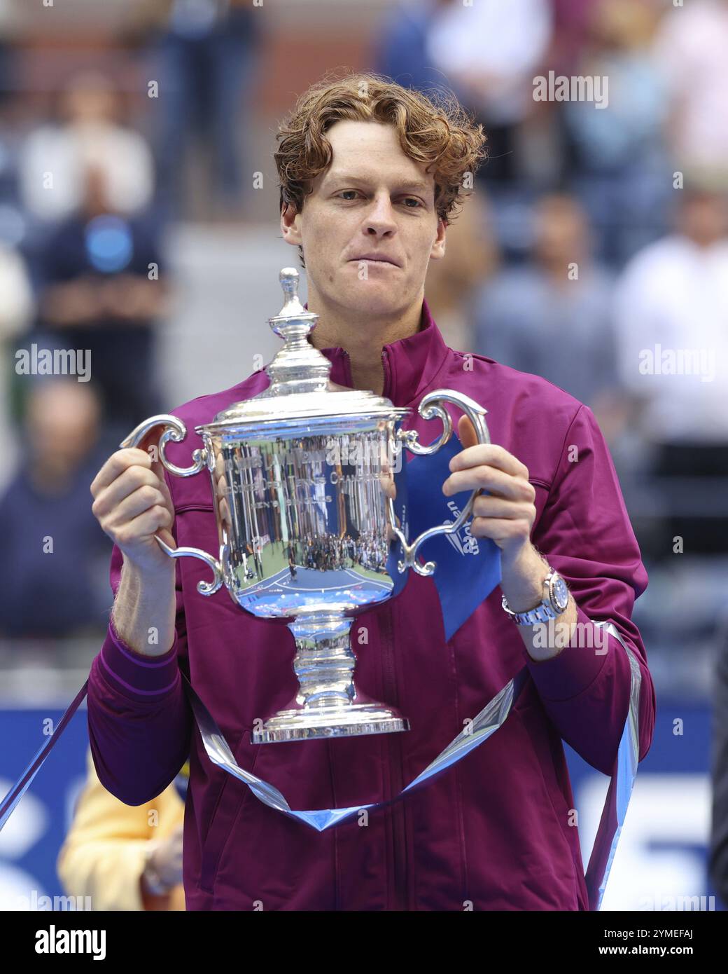 Il tennista italiano Jannik Sinner detiene il trofeo durante la presentazione agli US Open 2024 Championships, Billie Jean King Tennis Center, Que Foto Stock