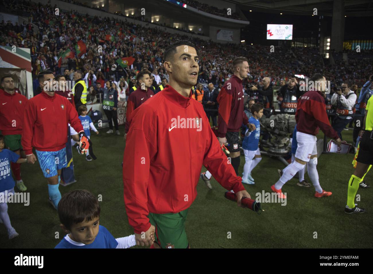 Partita di calcio, Cristiano RONALDO CR7 Portogallo durante il run-in davanti alla partita con il bambino run-in per mano e guardando concentrato alla r Foto Stock