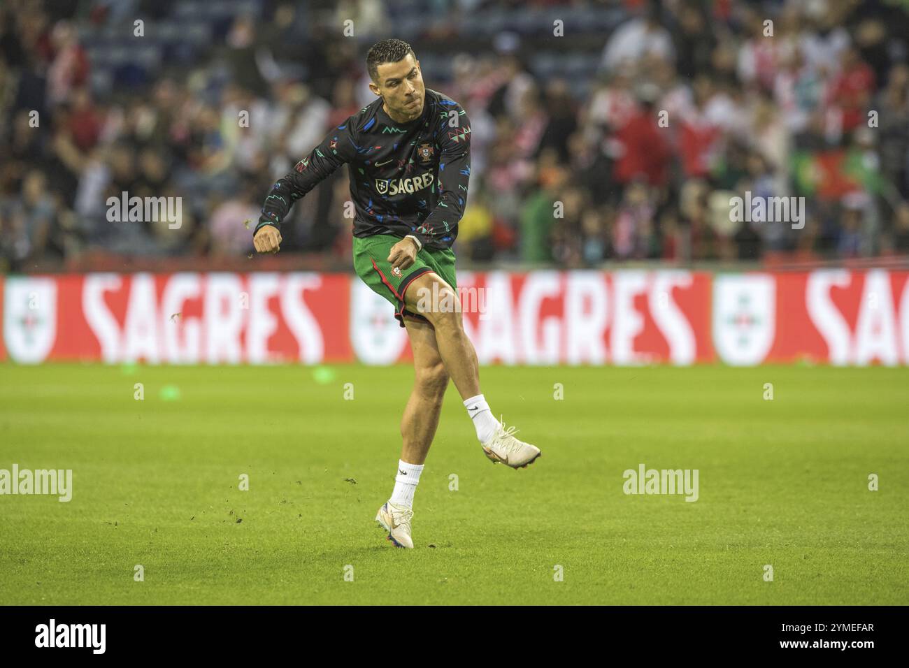 Partita di calcio, Cristiano RONALDO CR7 Portogallo si sta scaldando davanti alla partita con il piede sinistro e gli occhi mezzo chiusi, palla fuori vista, Estadio d Foto Stock