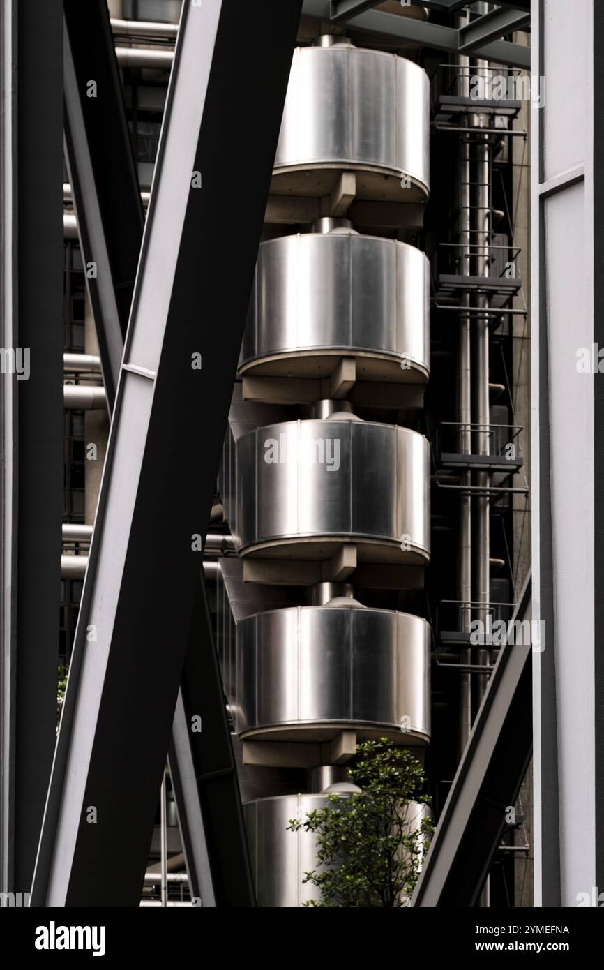 Primo piano di un edificio in stile industriale con strutture metalliche ed elementi verticali, Londra, Regno Unito Foto Stock