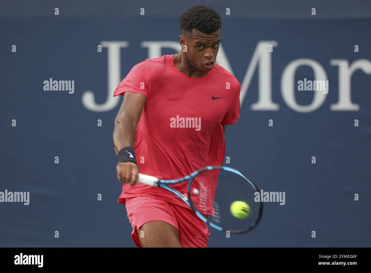 Il tennista francese Giovanni Mpetshi Perricard in azione agli US Open 2024 Championships, Billie Jean King Tennis Center, Queens, New York, USA Foto Stock