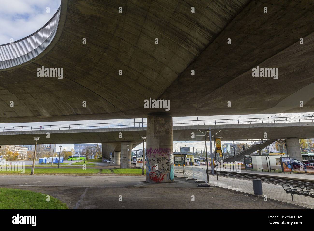 Ponte Budapester Strasse, la struttura risale allo stesso periodo di costruzione del ponte Carola ed è ora in fase di esame approfondito. Dresda, S. Foto Stock