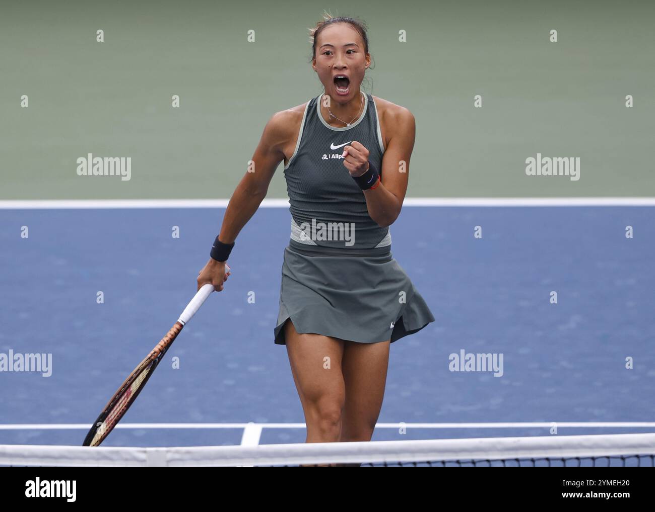 Il tennista cinese Qinwen Zheng celebra gli US Open 2024 Championships, Billie Jean King Tennis Center, Queens, New York, USA, Nord America Foto Stock